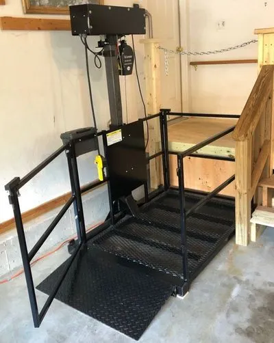 Outdoor mobility lift with complete platform and gates
